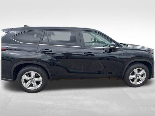 Used 2024 Toyota Highlander LE FWD image 8
