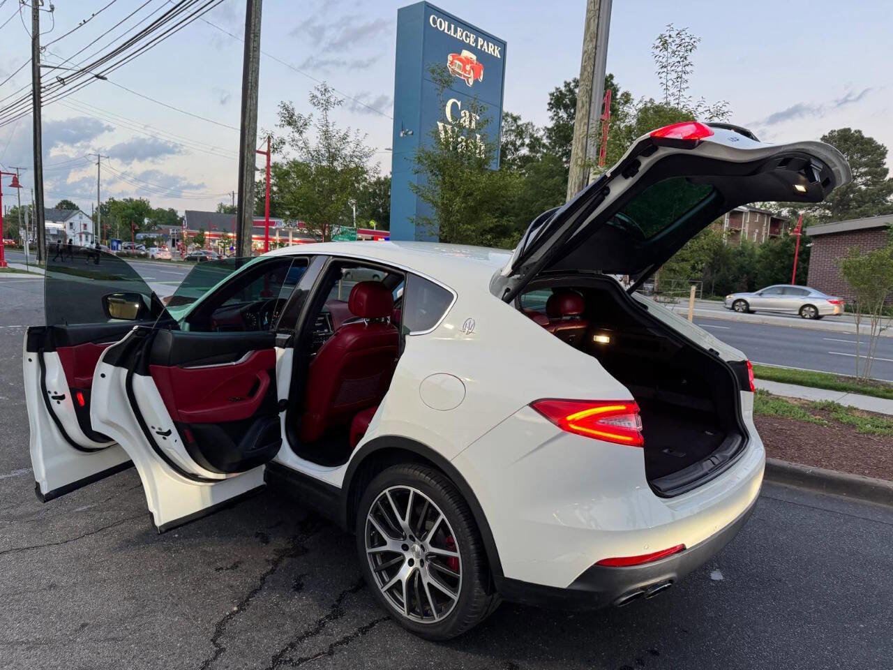 Used 2018 Maserati Levante image 11