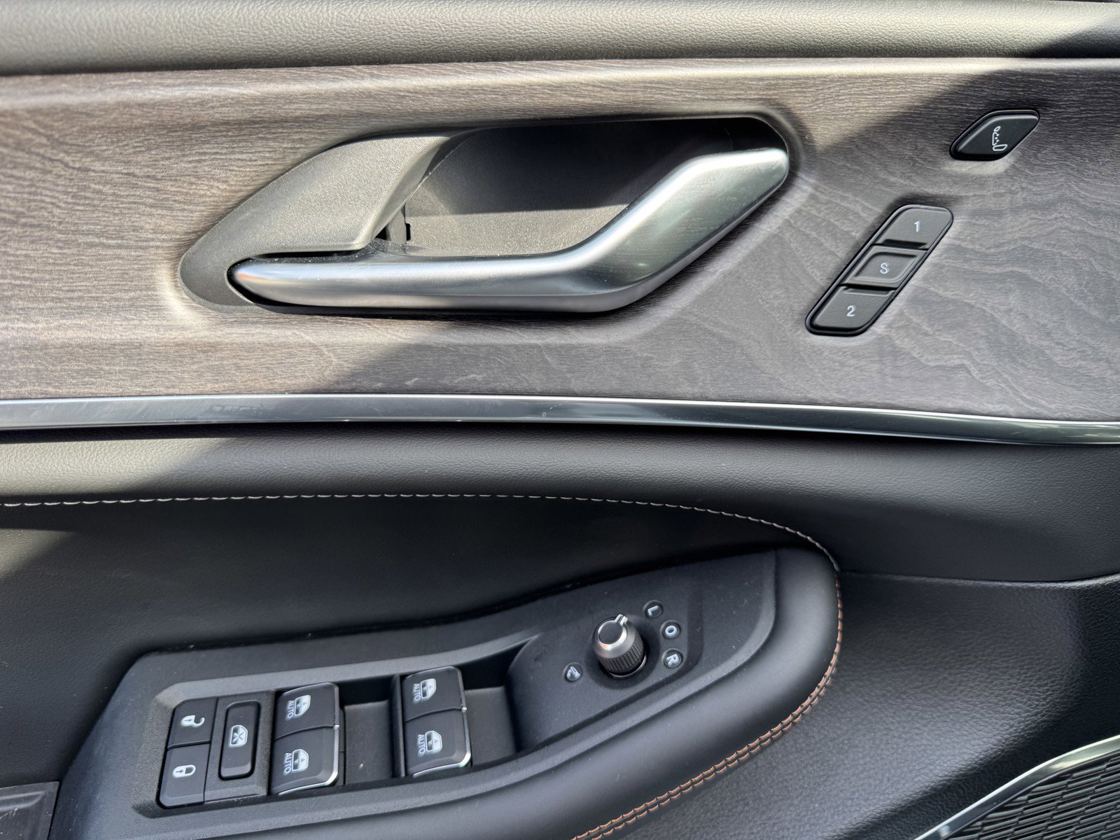 New 2025 Jeep Grand Cherokee Overland w/ Luxury Tech Group IV image 15