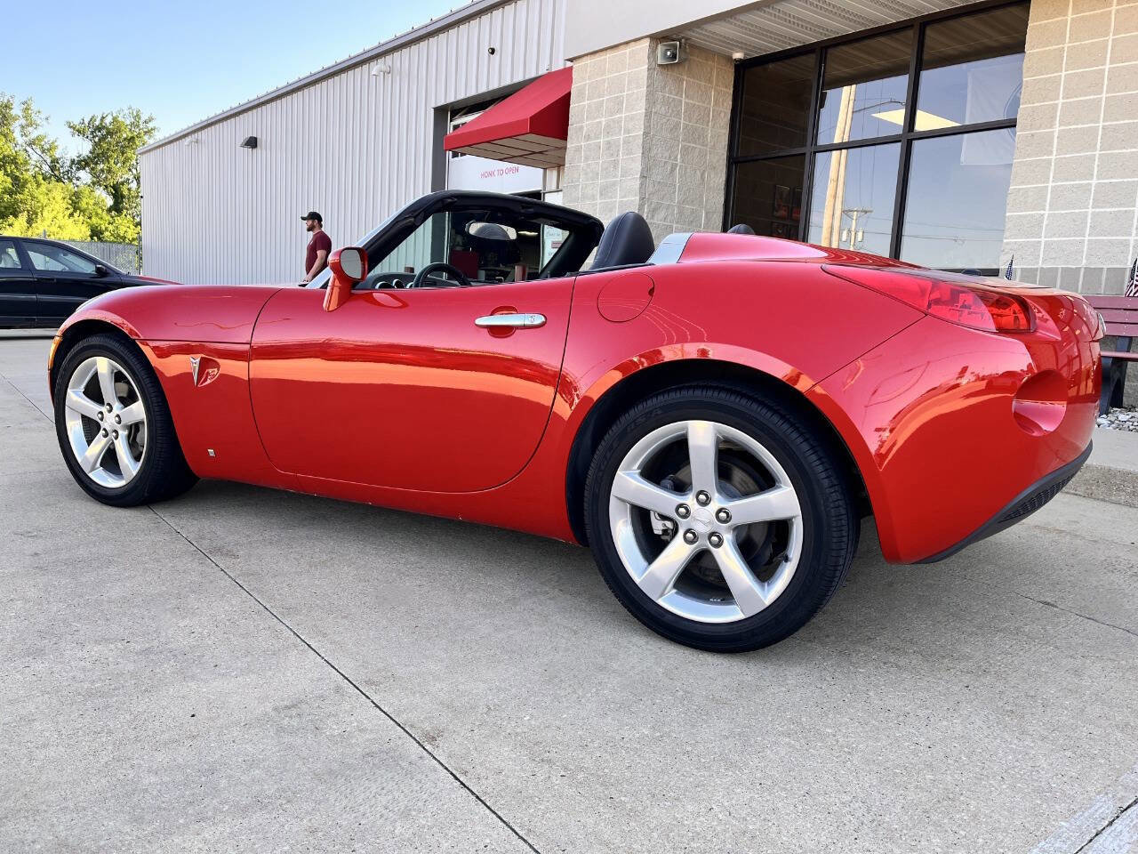 Used 2006 Pontiac Solstice Convertible w/ Premium Package RWD image 3
