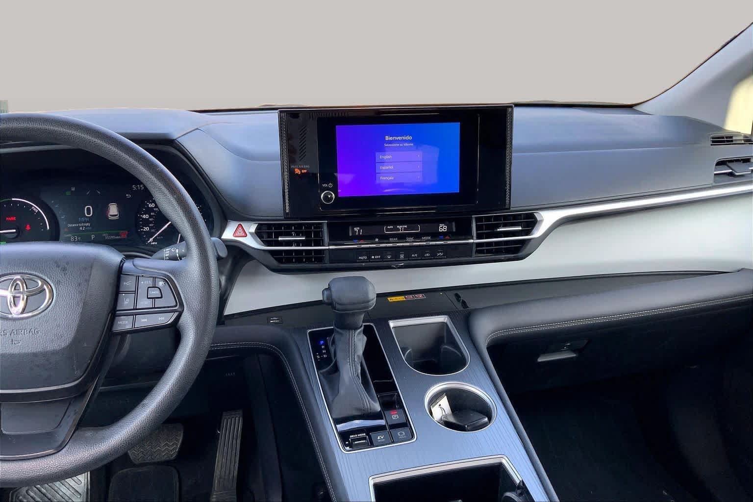 Used 2025 Toyota Sienna LE w/ LE Plus Package FWD image 7