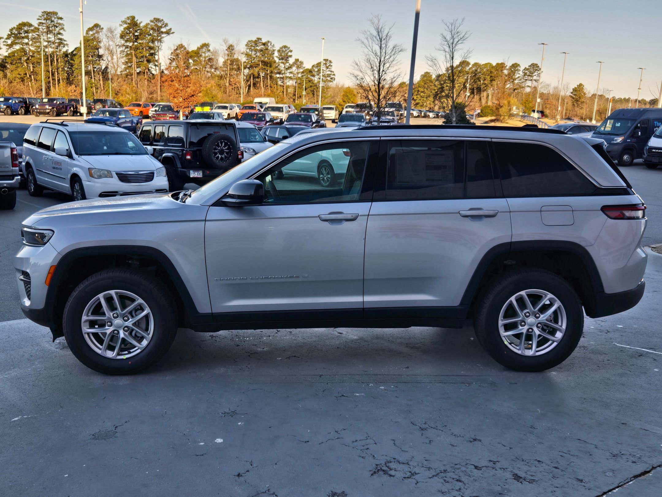 New 2025 Jeep Grand Cherokee Laredo image 4