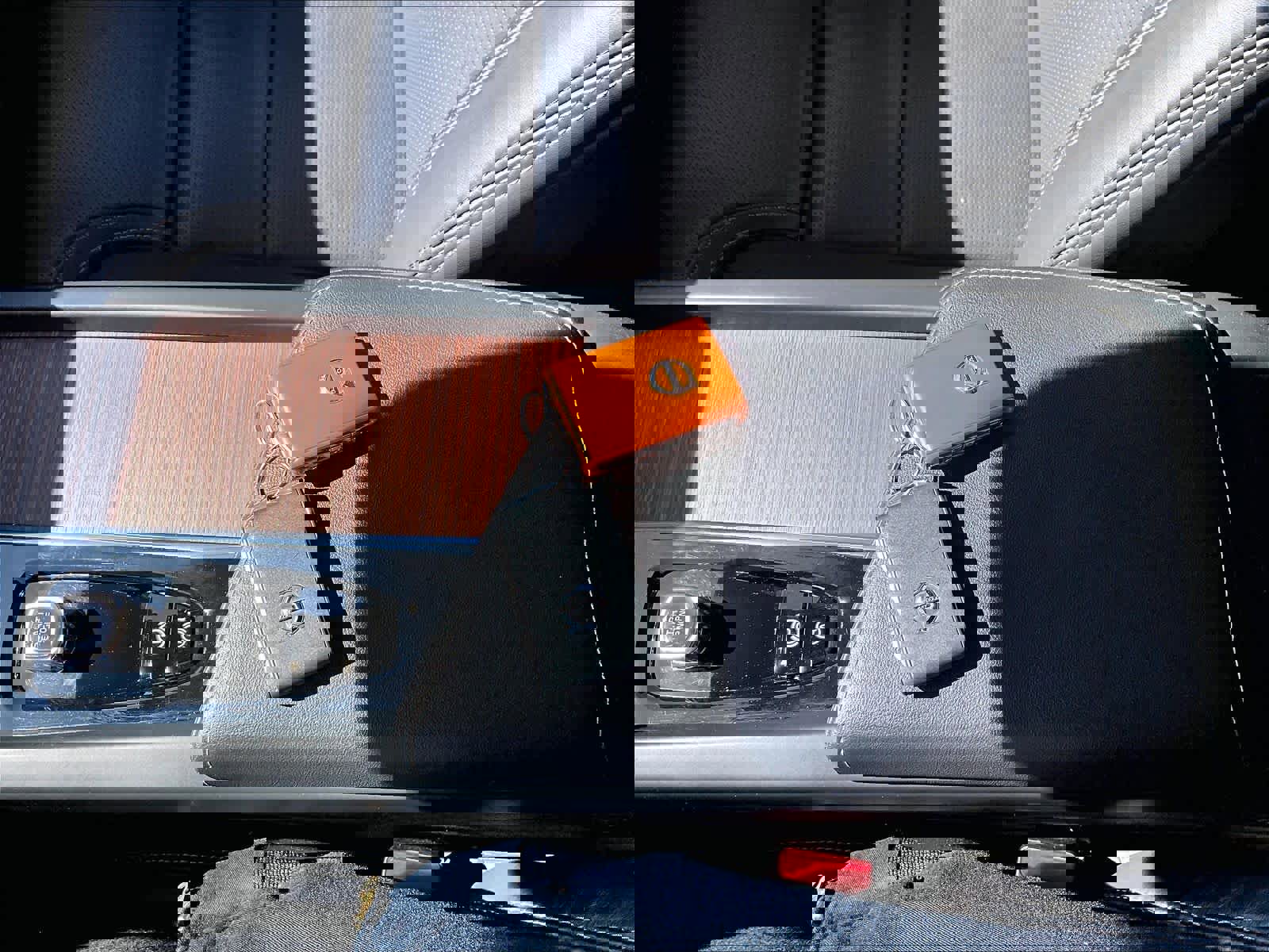 Used 2023 Volvo XC60 T8 Ultimate AWD/4WD image 13