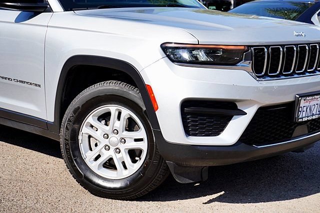 Used 2023 Jeep Grand Cherokee Laredo RWD image 4