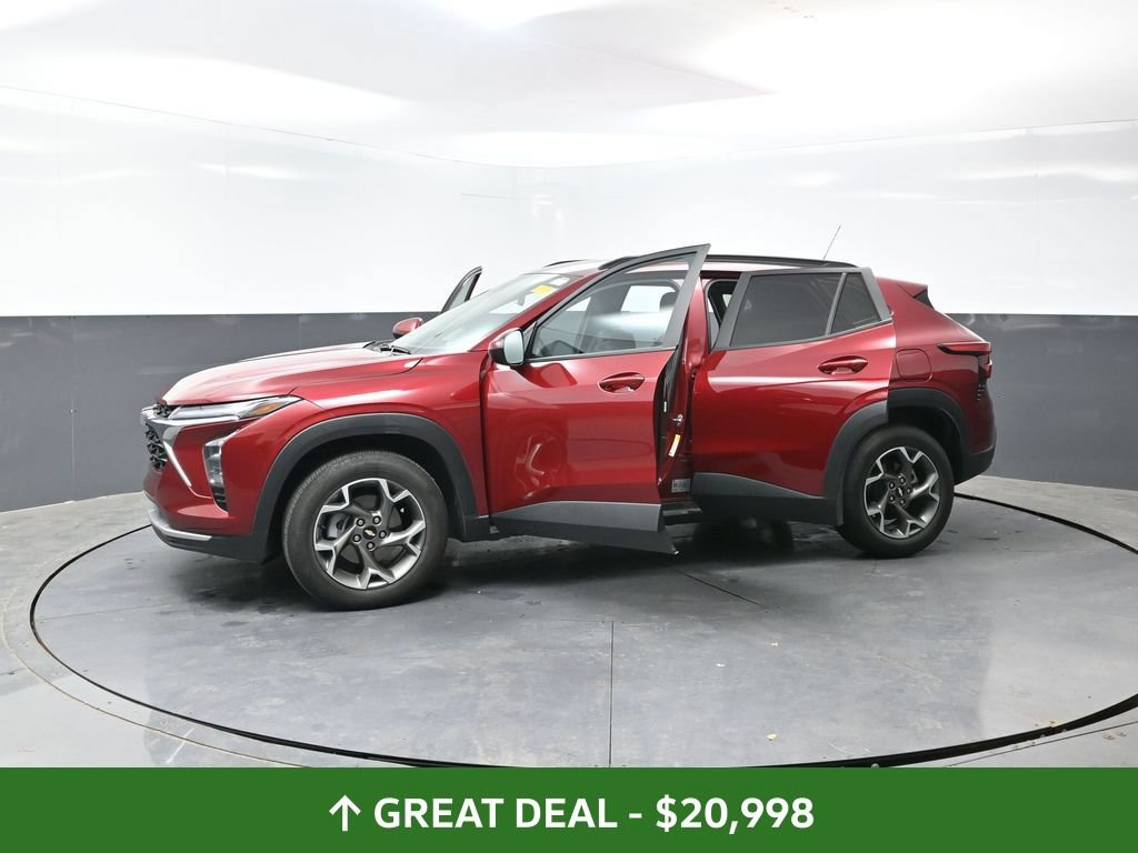 Used 2025 Chevrolet Trax LT FWD image 60