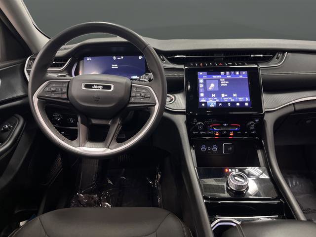 Used 2023 Jeep Grand Cherokee Laredo image 5