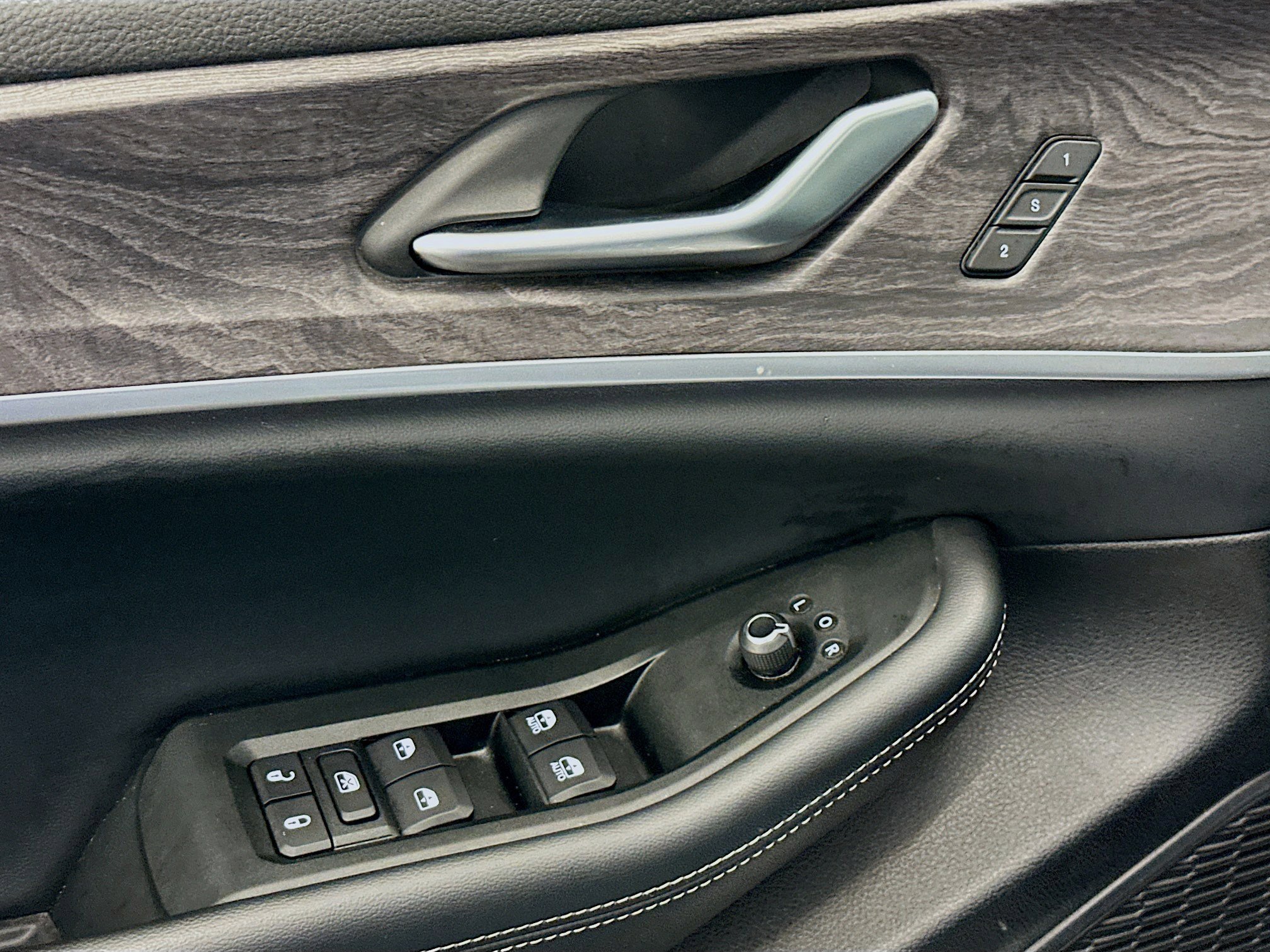 Used 2024 Jeep Grand Cherokee L Limited w/ Luxury Tech Group II image 15