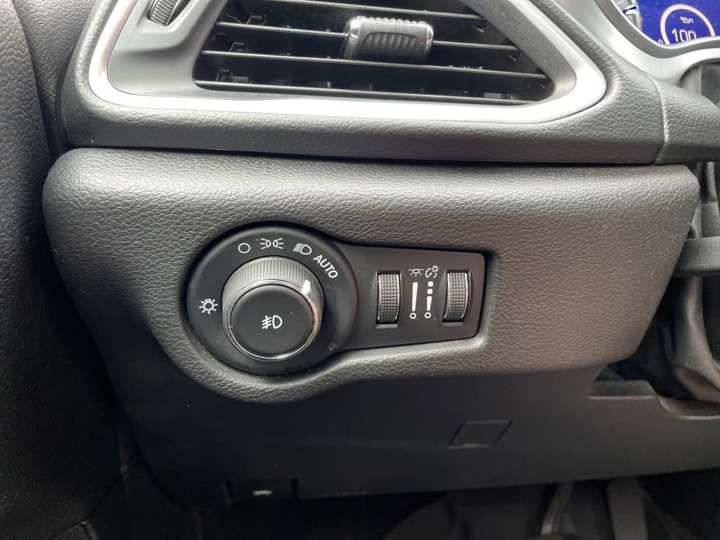 Used 2018 Chrysler Pacifica Touring-L Plus FWD image 28