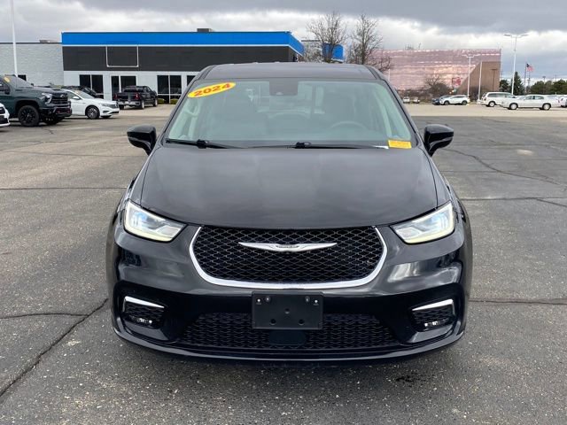 Used 2024 Chrysler Pacifica Touring-L image 2