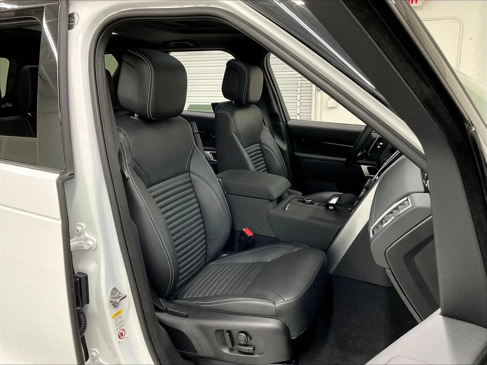 Used 2025 Land Rover Discovery S AWD/4WD image 13