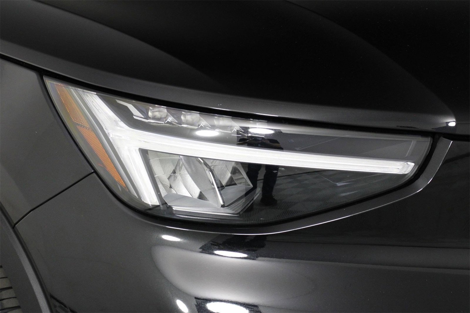 Certified 2025 Volvo XC40 B5 Core image 26