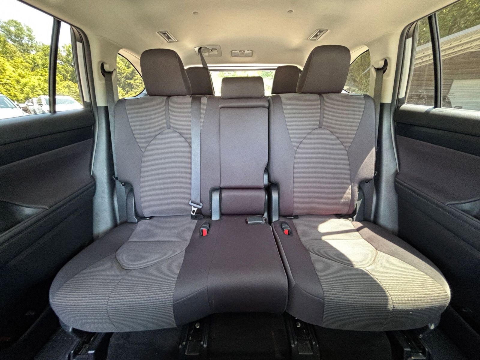 Used 2025 Toyota Highlander LE FWD image 36