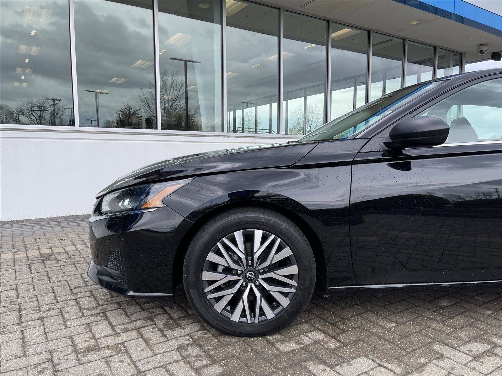 Used 2024 Nissan Altima 2.5 SV FWD image 9