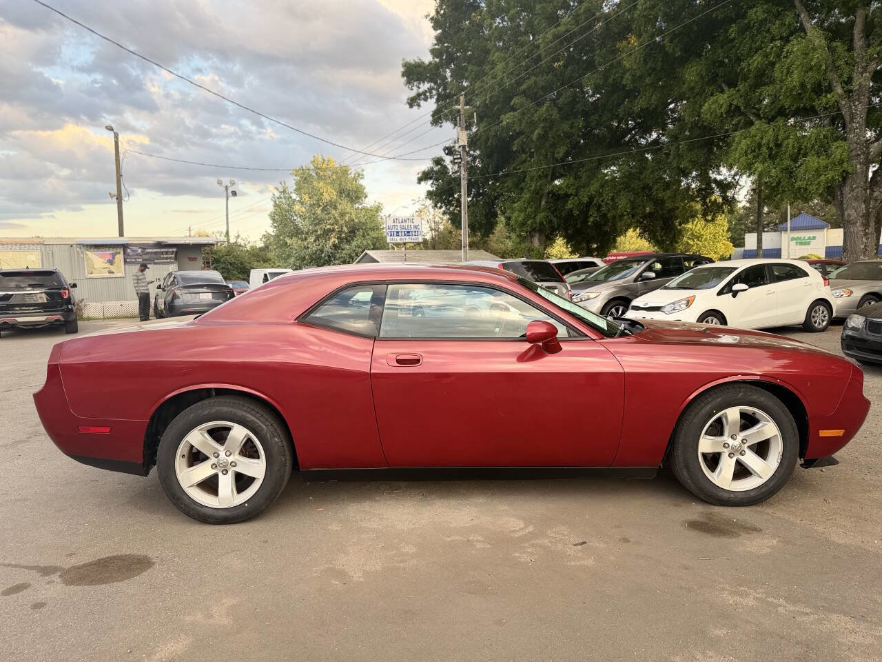 Used 2010 Dodge Challenger SE RWD image 4