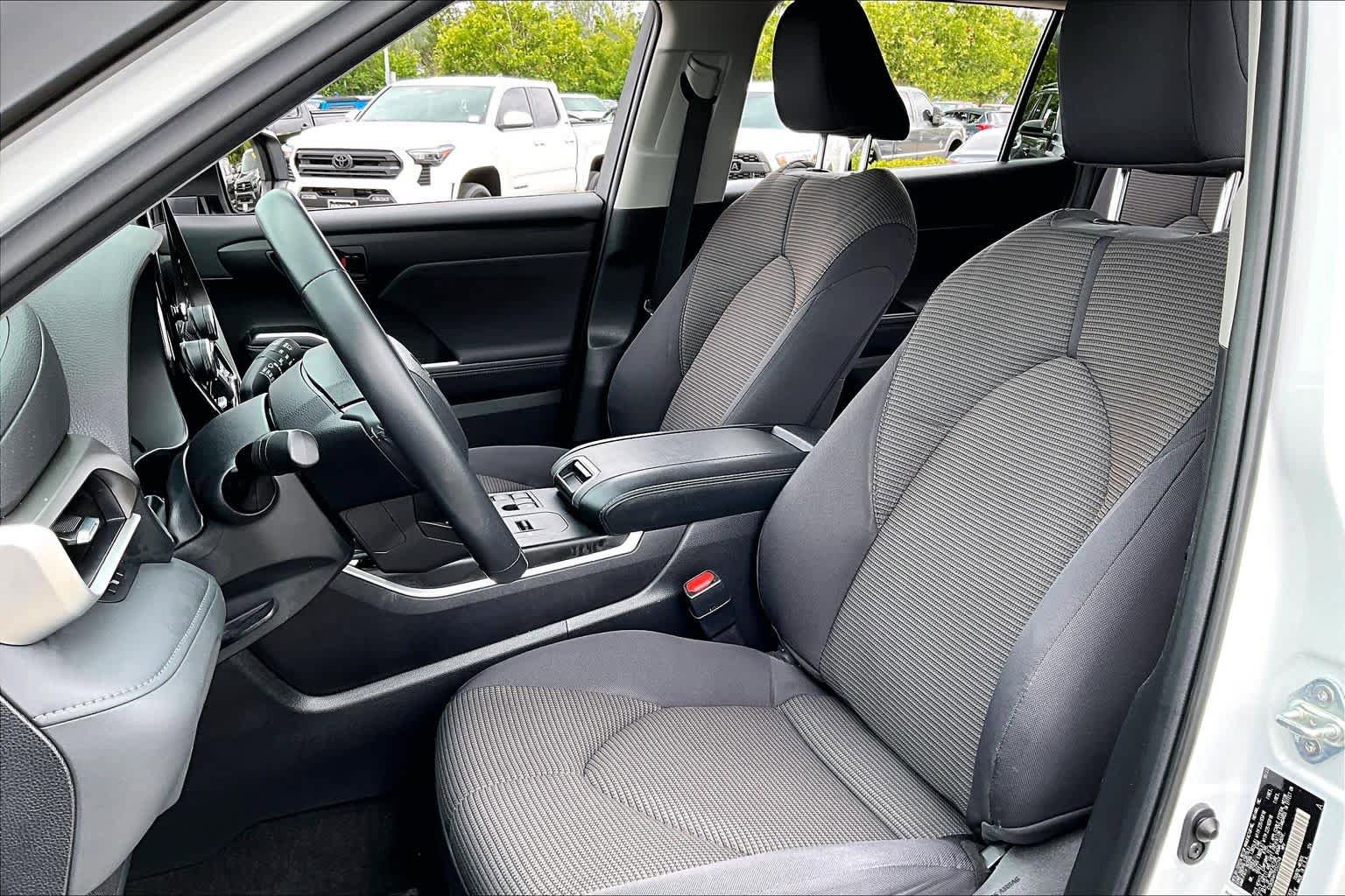 Used 2023 Toyota Highlander LE FWD image 7