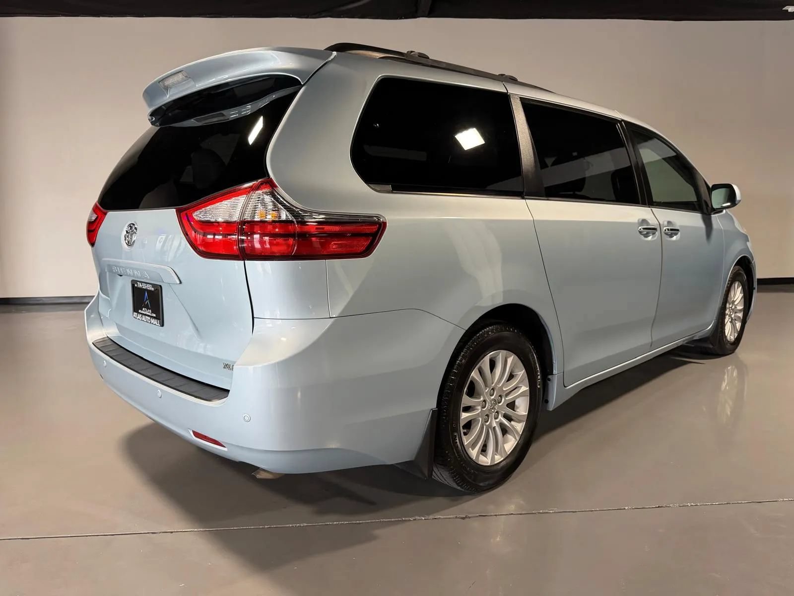 Used 2015 Toyota Sienna XLE Premium FWD image 4