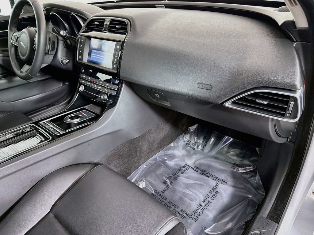 Used 2018 Jaguar XE RWD image 28