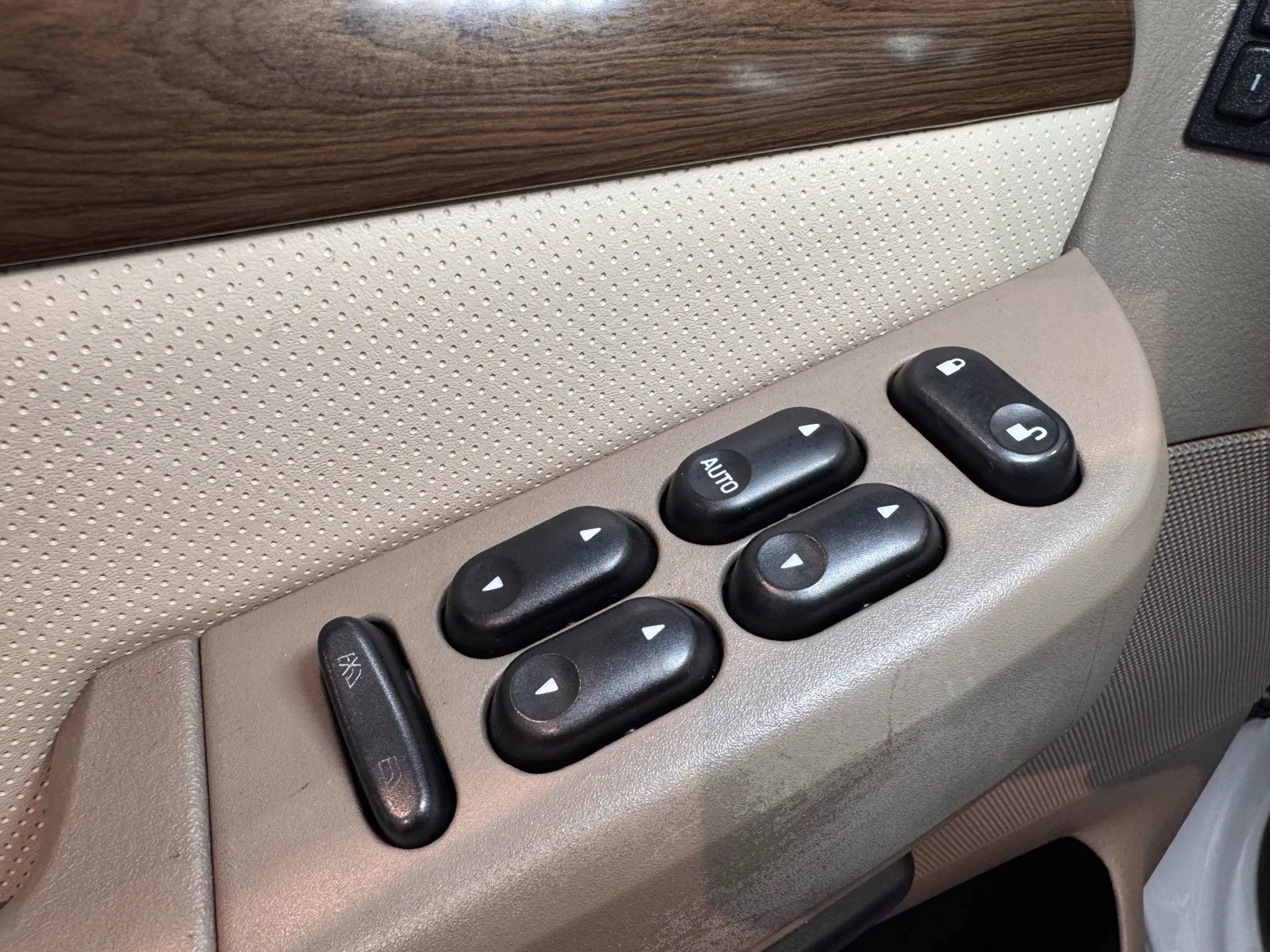 Used 2005 Ford Explorer Eddie Bauer AWD/4WD image 23