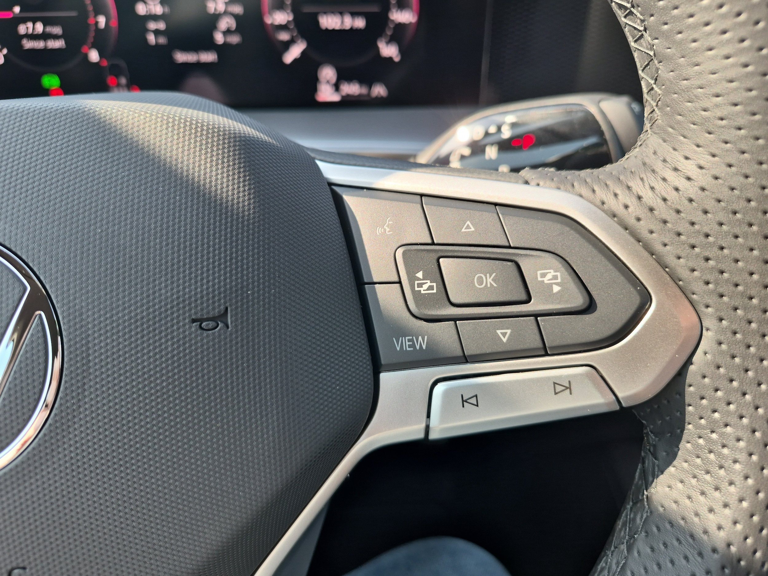 New 2026 Volkswagen Tiguan SE R-Line AWD/4WD image 17