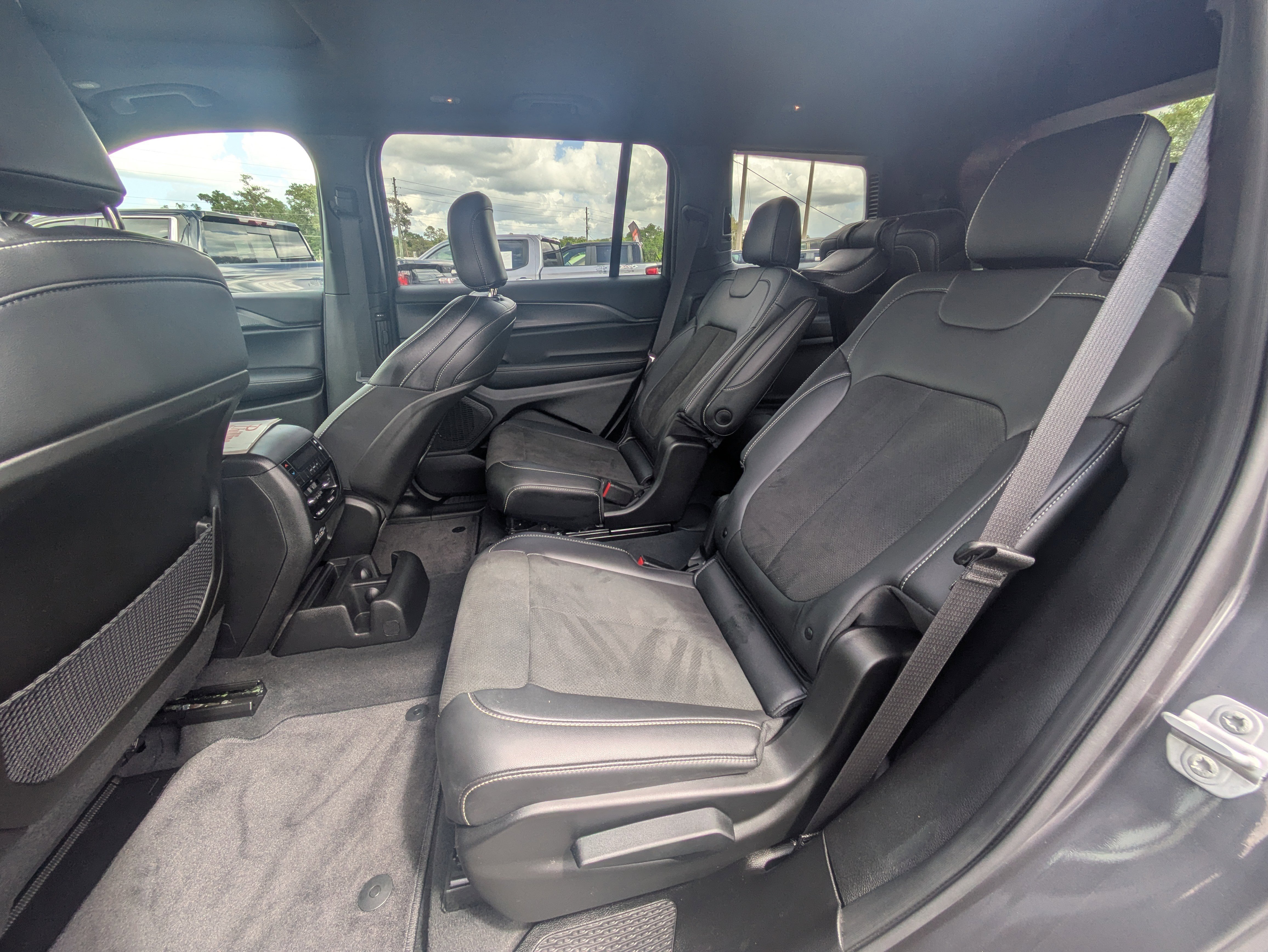 Used 2025 Jeep Grand Cherokee L Altitude AWD/4WD image 16