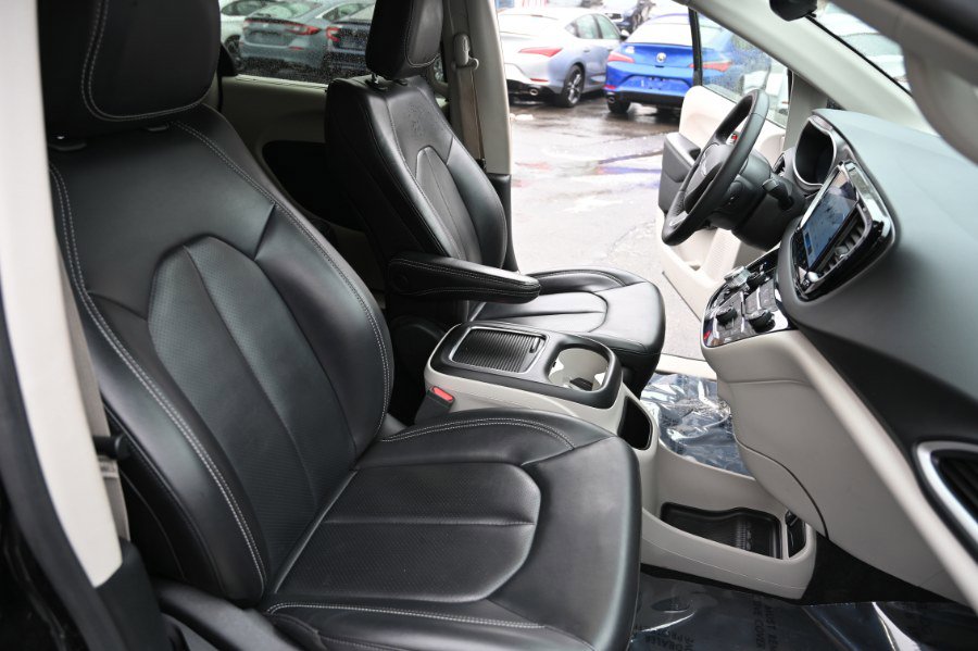 Used 2023 Chrysler Pacifica Touring-L FWD image 18