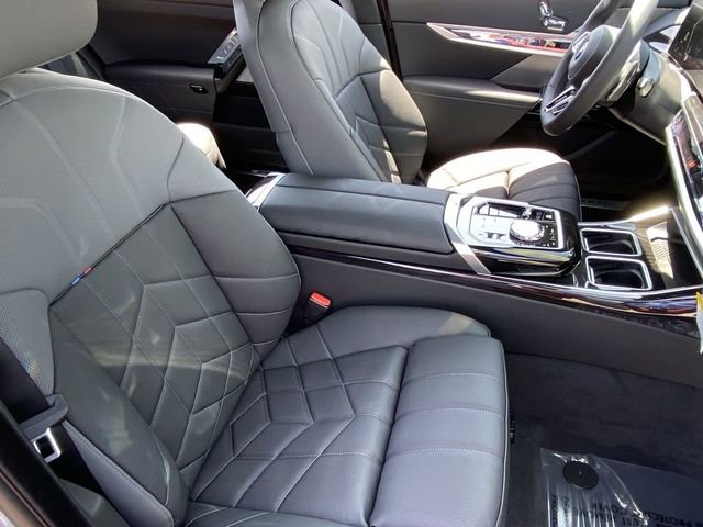 Used 2025 BMW 740i w/ Premium Package RWD image 10