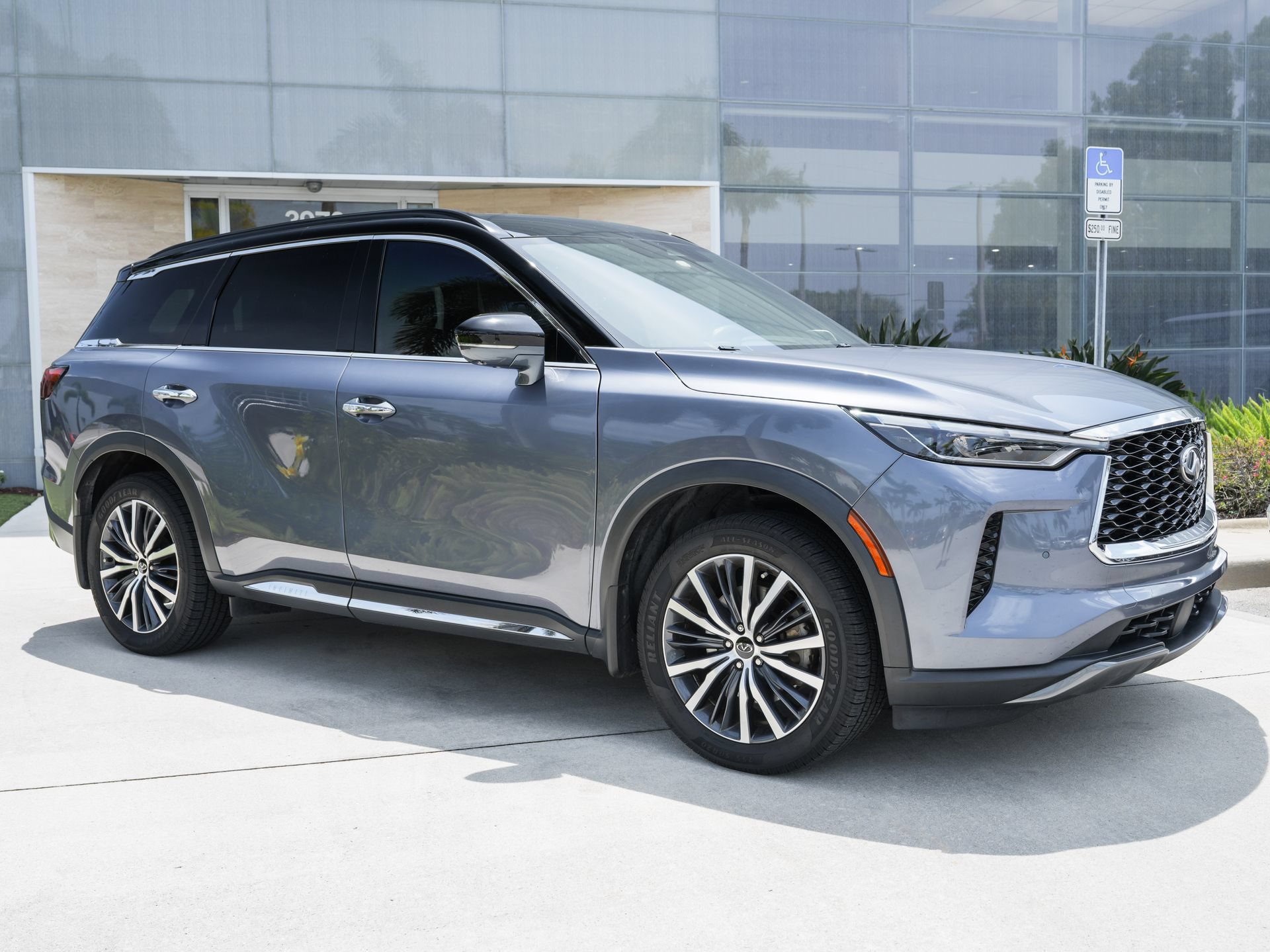 Certified 2023 INFINITI QX60 Autograph AWD/4WD image 2