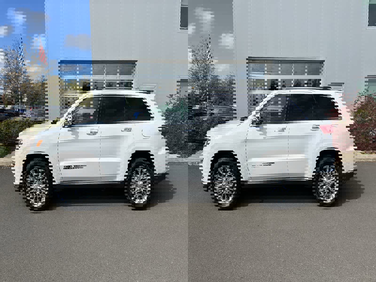 Used 2018 Jeep Grand Cherokee Summit image 2