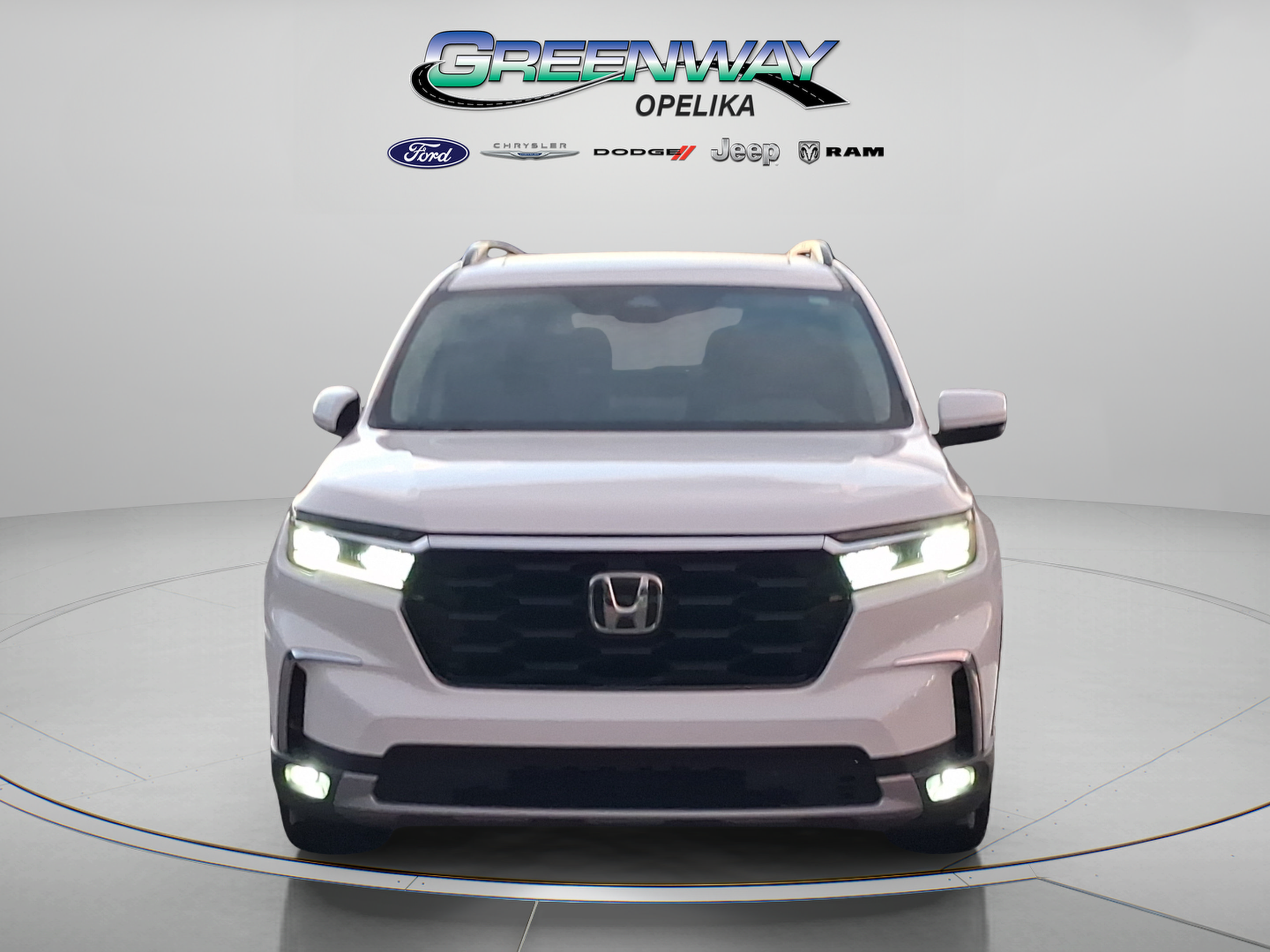 Used 2025 Honda Pilot Touring image 2