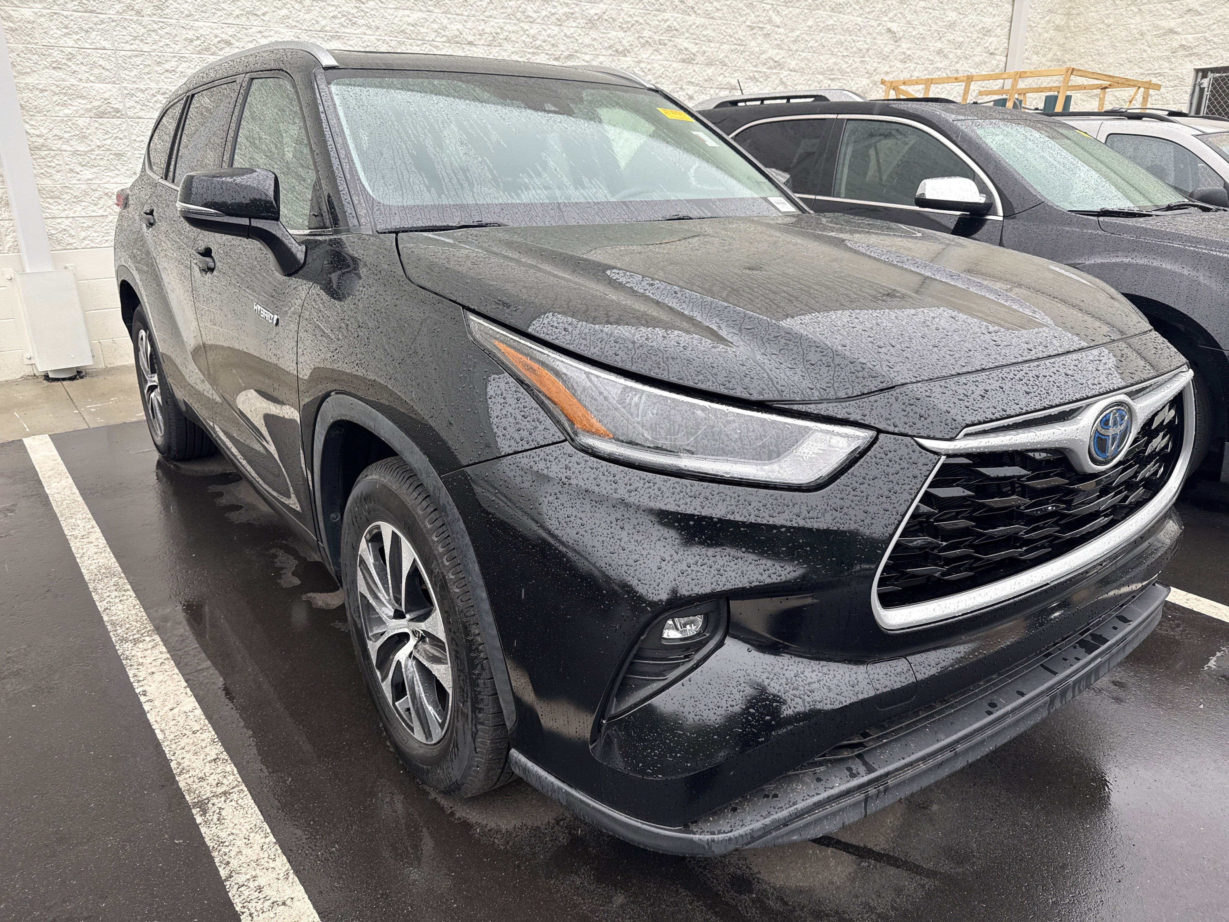 Used 2021 Toyota Highlander XLE FWD image 2