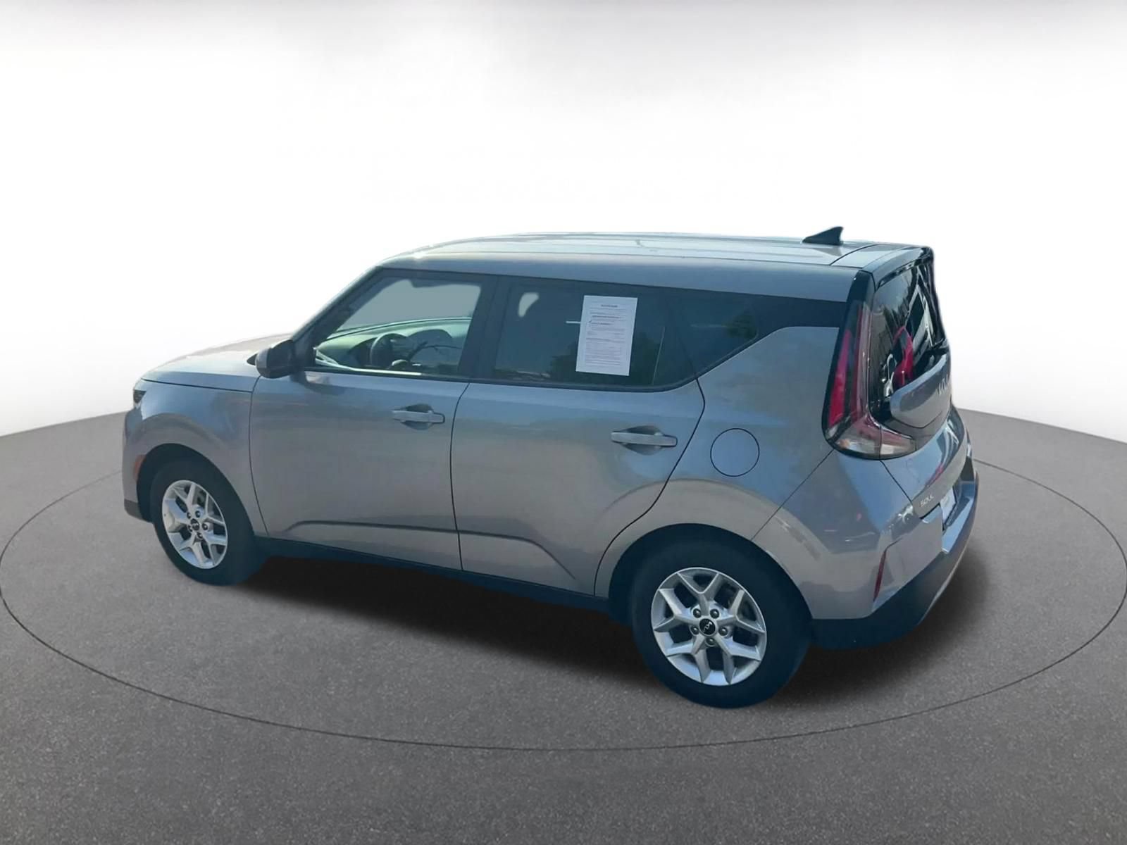 Used 2025 Kia Soul LX w/ LX Technology Package FWD image 9