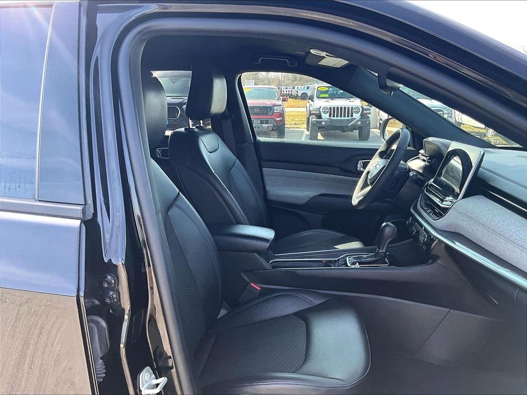 Used 2024 Jeep Compass Latitude image 11