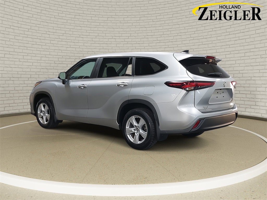 Used 2024 Toyota Highlander LE image 7