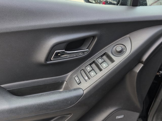 Used 2019 Chevrolet Trax LT w/ Sun & Sound Package image 18