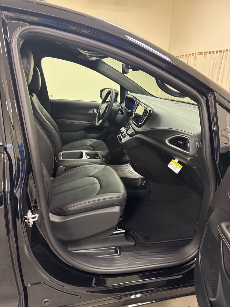 New 2026 Chrysler Pacifica Select w/ S Appearance Package image 27
