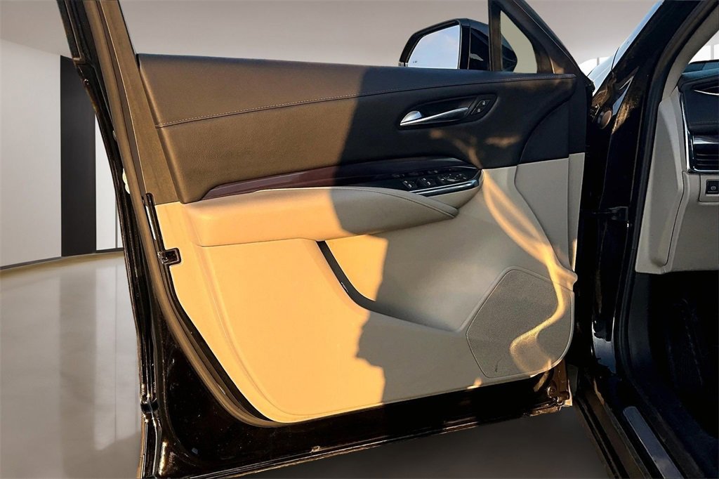 Used 2023 Cadillac XT4 Luxury w/ Cold Weather Package image 18