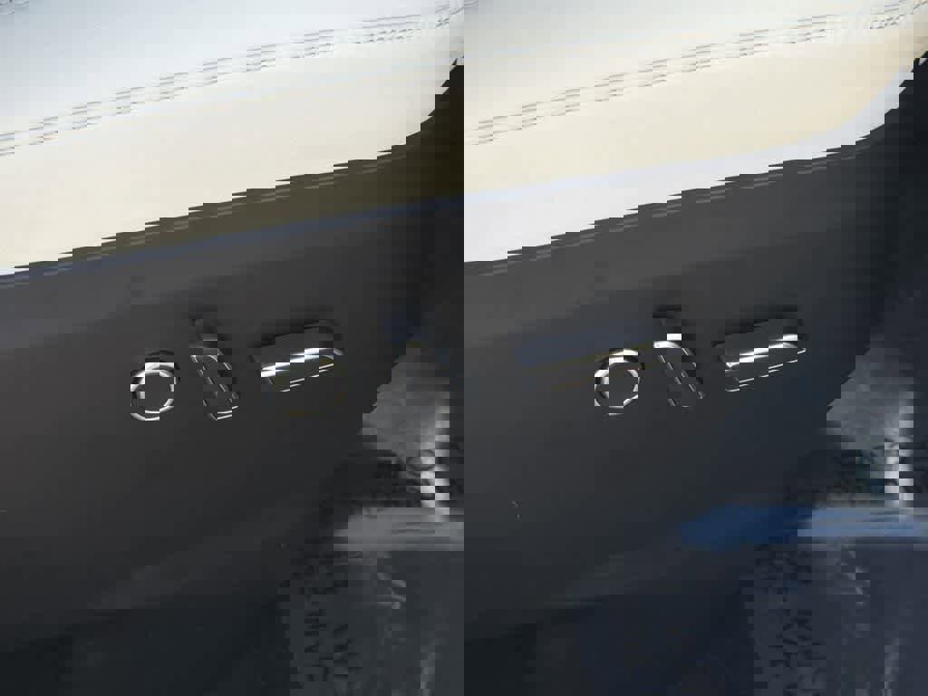 Used 2022 Tesla Model X image 32