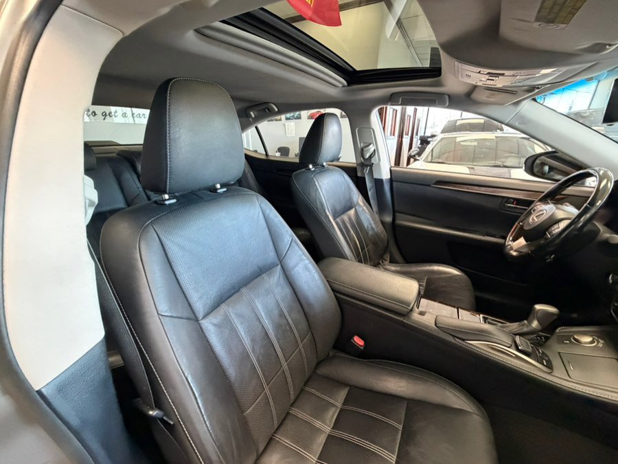 Used 2016 Lexus ES 350 w/ Luxury Package w/Wood Trim FWD image 33