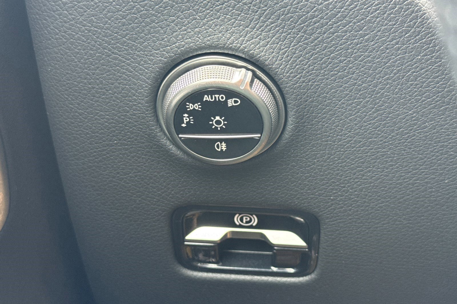 Used 2025 Mercedes-Benz GLC 300 4MATIC image 16