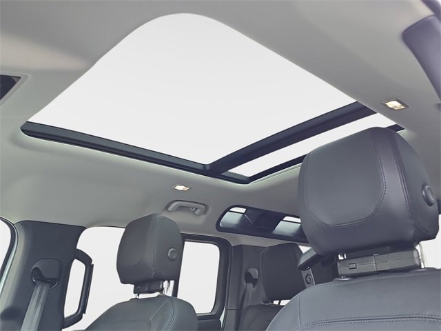 Used 2023 Land Rover Defender 110 SE image 28