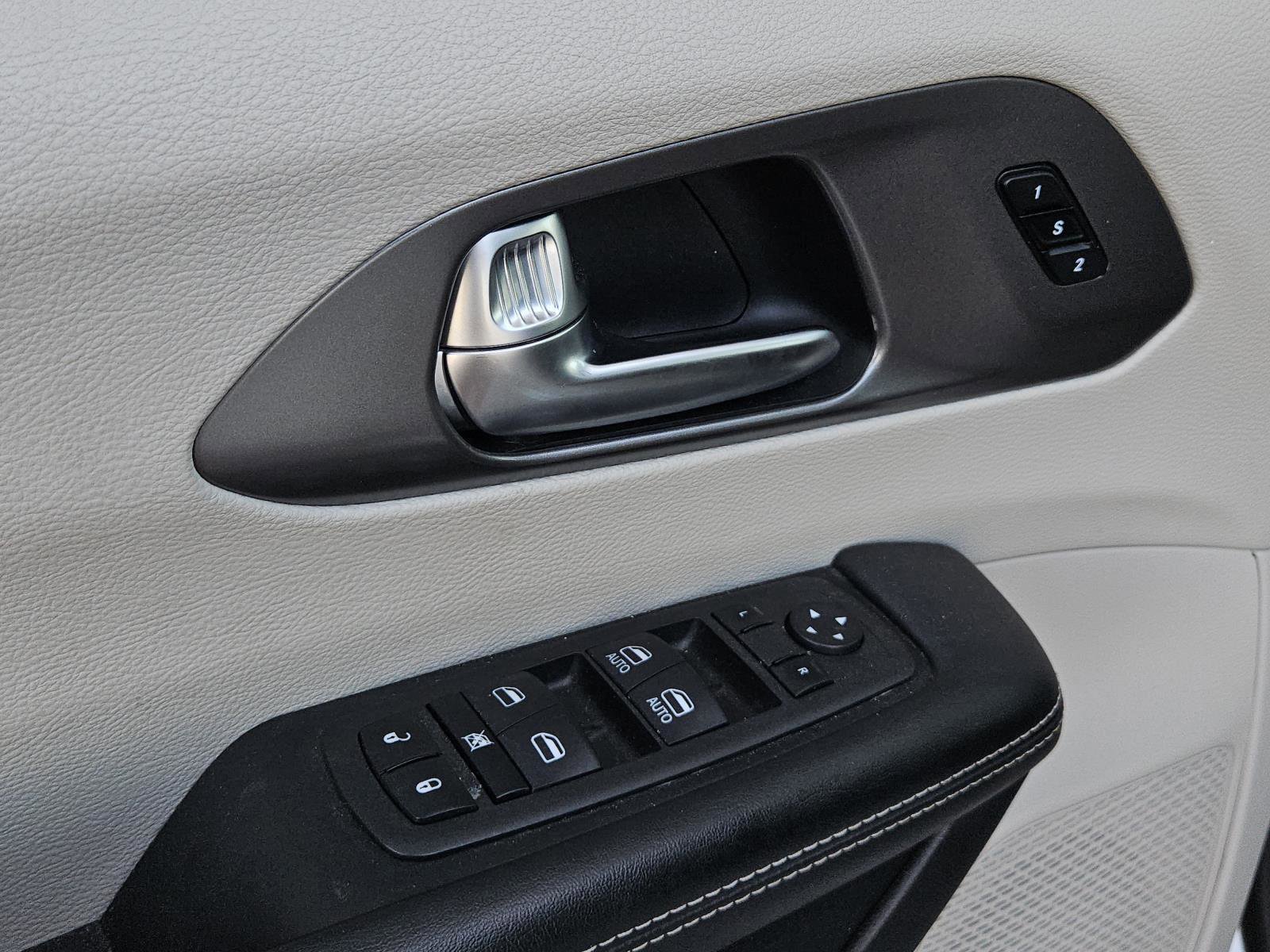 Used 2023 Chrysler Pacifica Touring-L image 24