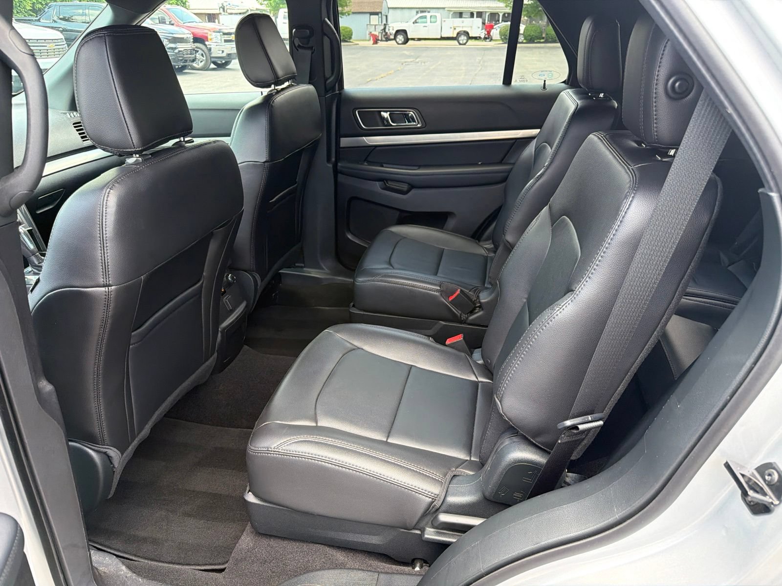 Used 2018 Ford Explorer XLT w/ Equipment Group 202A AWD/4WD image 29