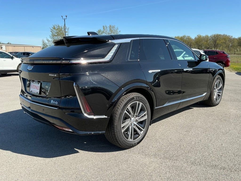 Used 2024 Cadillac Lyriq Luxury image 3