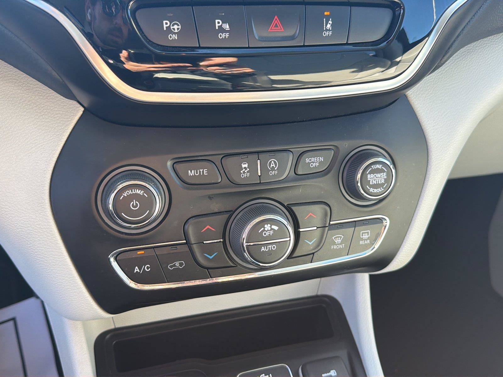 Used 2021 Jeep Cherokee Limited AWD/4WD image 15