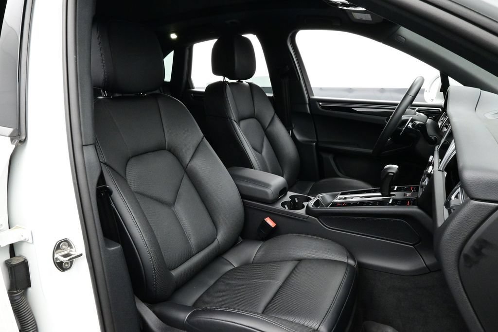Certified 2025 Porsche Macan AWD/4WD image 18