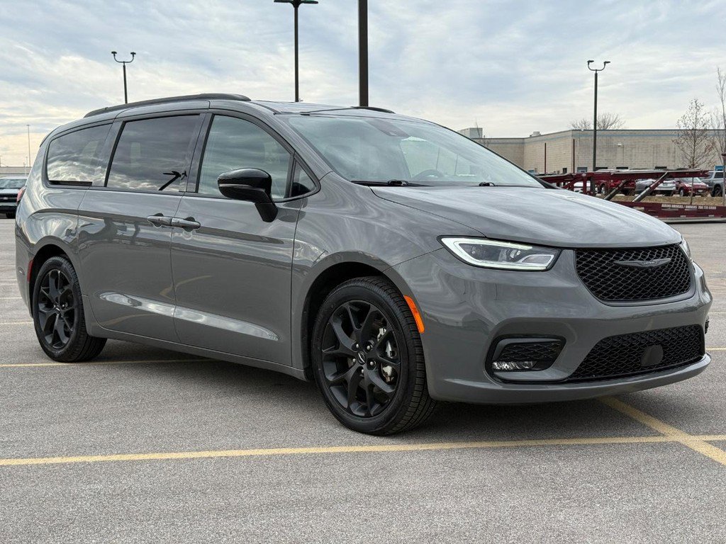 Used 2025 Chrysler Pacifica Limited image 8