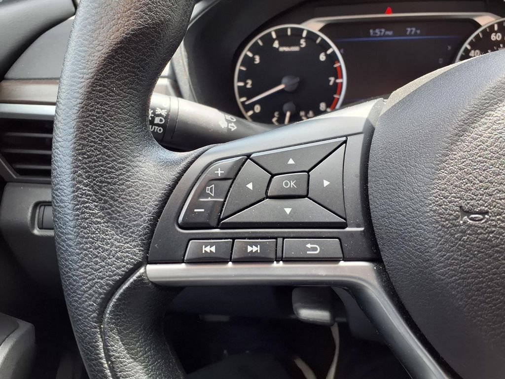 Used 2025 Nissan Altima 2.5 SV FWD image 13