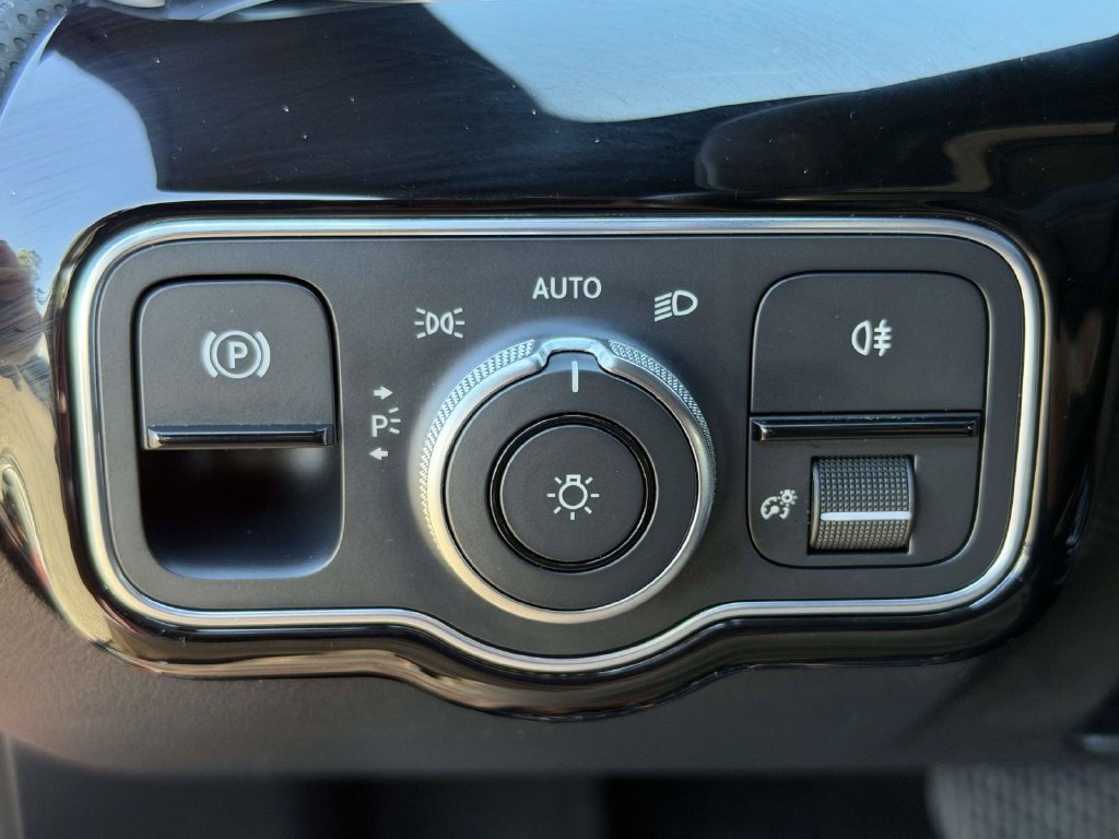 Used 2021 Mercedes-Benz CLA 250 4MATIC image 25