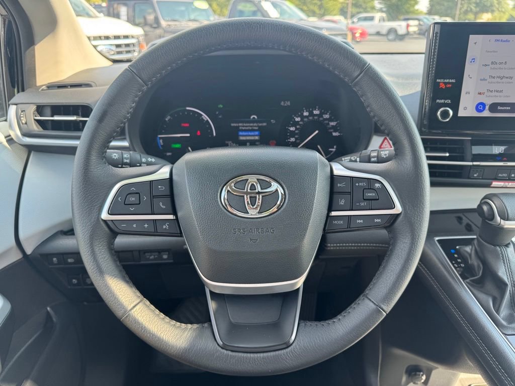 Used 2026 Toyota Sienna XLE FWD image 9