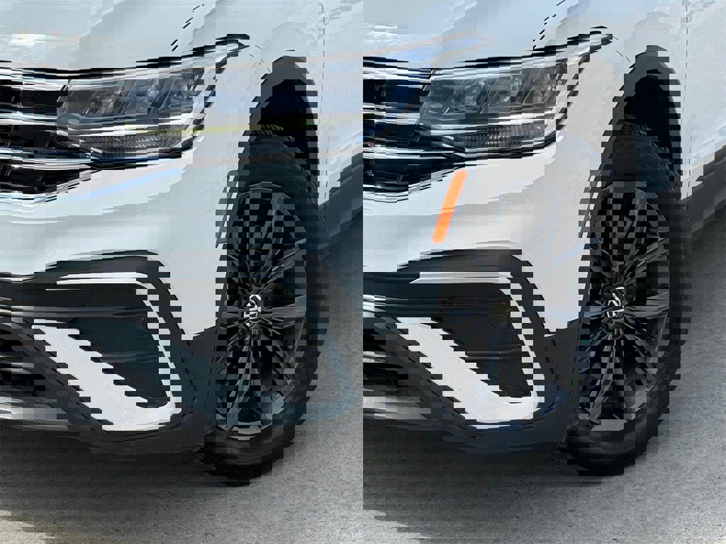 Used 2022 Volkswagen Tiguan SE image 2